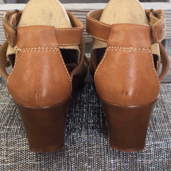 Earth woman’s size 7.5 tan sandal - Picture 4 of 7